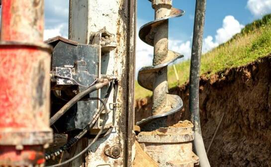 Jak przebiega pogłębianie studni i kiedy warto się na nie zdecydować?