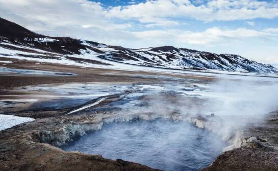 Studnie geotermalne – jak działają i jakie korzyści oferują instalacje geotermalne