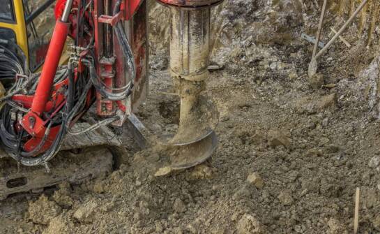 Jak przebiega wiercenie studni głębinowych i co warto o tym wiedzieć?