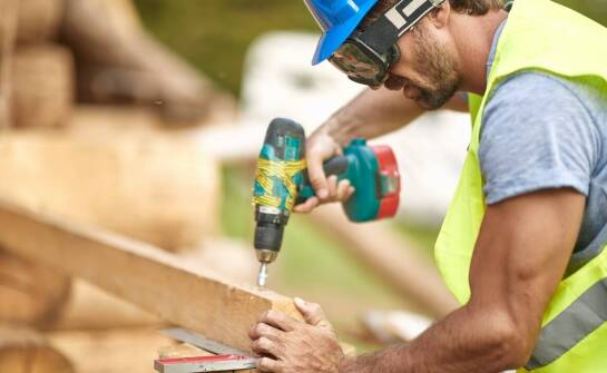 Jak wybrać dobrego stolarza? Najważniejsze kryteria i wskazówki
