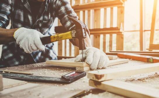 Jak powstają meble na zamówienie? Zawód stolarza od kuchni