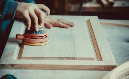 Czym zajmuje się stolarz i jakie usługi wykonuje w domu oraz ogrodzie