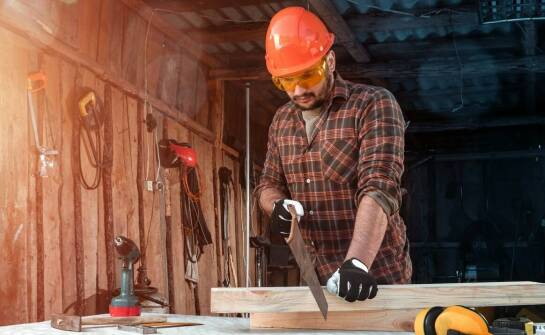Czym zajmuje się stolarz i jakie usługi oferuje w branży meblarskiej