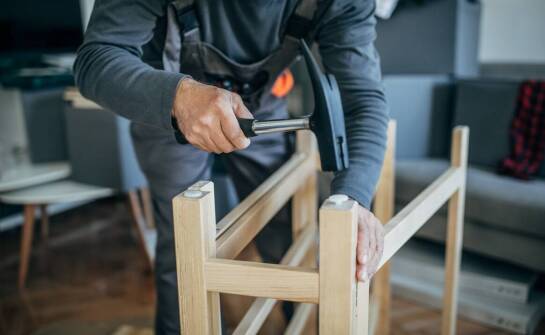 Jak powstają meble na zamówienie – proces pracy stolarza krok po kroku