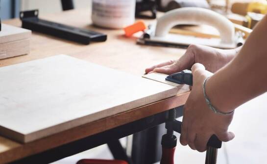 Jak powstają meble na zamówienie – etapy pracy w stolarni i inspiracje