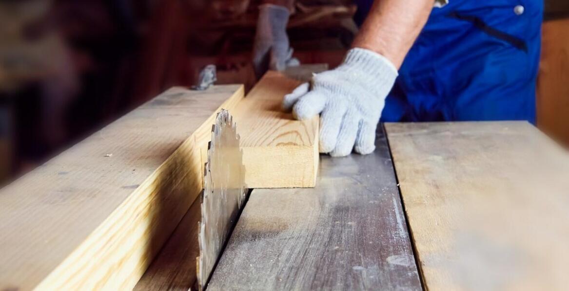 Czym zajmuje się zakład stolarski i jakie usługi oferuje branża stolarska