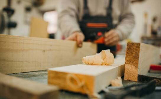Jak powstają meble na zamówienie – etapy pracy w stolarstwie