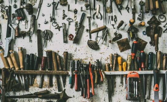 Usługi stolarskie – jak powstają meble i realizacje na zamówienie?