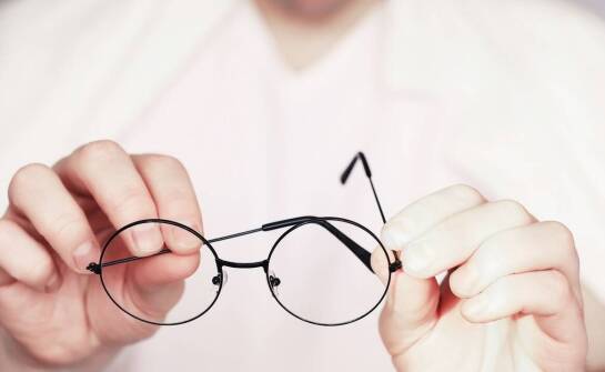Jak dobrać odpowiednie okulary do korekcji wzroku – najważniejsze wskazówki