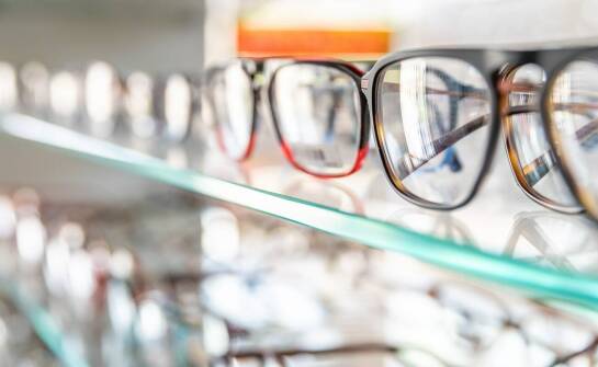 Jak wybrać najlepsze okulary? Najważniejsze informacje o salonach optycznych