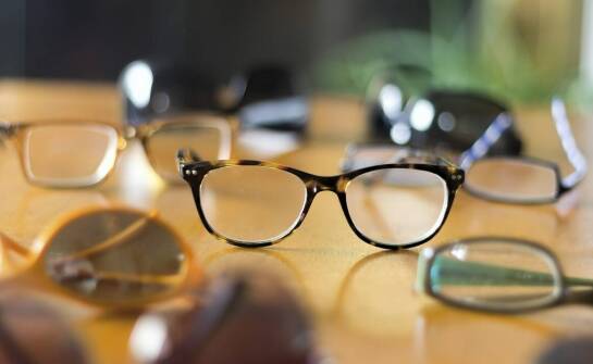 Jak wybrać idealne oprawki do okularów – trendy, materiały i styl