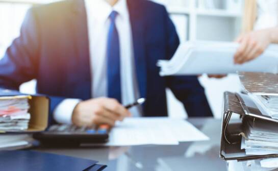 Jak wygląda obsługa kadrowo-płacowa i jakie korzyści zapewnia firmom?