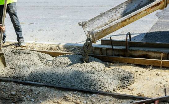 Piaskowanie metali i powierzchni – zastosowania, zalety oraz etapy procesu