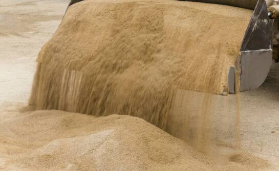 Piaskowanie – na czym polega, kiedy warto je stosować i jakie daje efekty