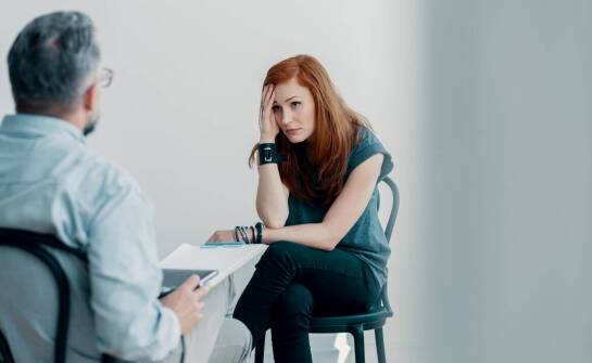 Jak przebiega wizyta u psychiatry i kiedy warto z niej skorzystać?
