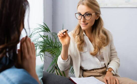 Konsultacje psychologiczne – jak pomagają w radzeniu sobie z wyzwaniami?