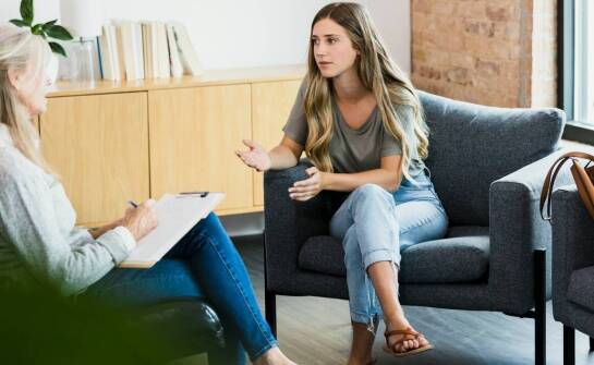 Na czym polegają konsultacje psychologiczne i kiedy warto z nich skorzystać?