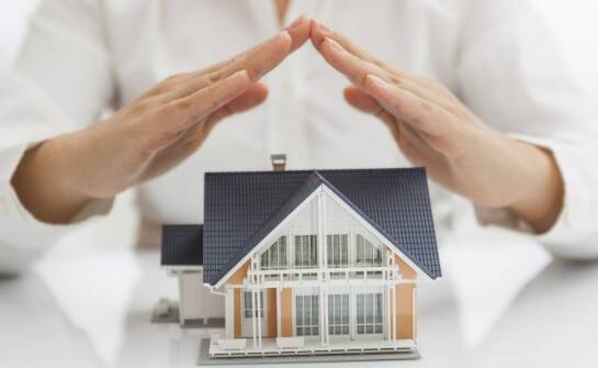 Jak wybrać optymalną polisę chroniącą mieszkanie przed niespodziewanymi zdarzeniami