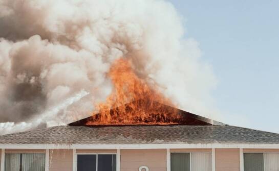 Jak działa ubezpieczenie od pożaru i kiedy warto je rozważyć?