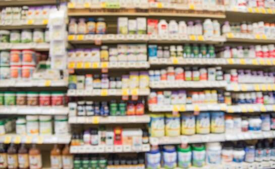 Jak działają apteki i co warto wiedzieć przed zakupem leków bez recepty