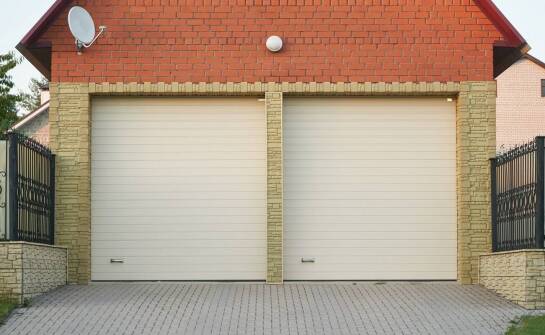 Jak wybrać idealną bramę garażową – najważniejsze kryteria i trendy