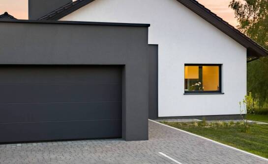 Jak wybrać solidną bramę garażową – najważniejsze kryteria i trendy