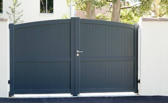 Jak wybrać idealną bramę garażową? Przegląd rozwiązań i możliwości