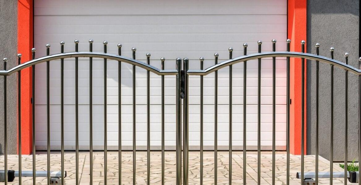 Segmentowe bramy garażowe – najważniejsze zalety, funkcje i możliwości