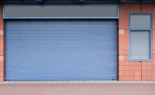 Jakie zalety mają bramy garażowe uchylne i kiedy warto je wybrać?