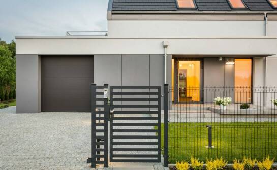 Jak wybrać segmentową bramę garażową? Najważniejsze zalety i funkcje