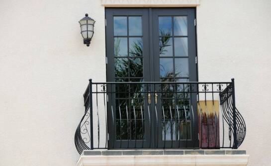 Jak wybrać funkcjonalne drzwi balkonowe – najważniejsze kryteria wyboru