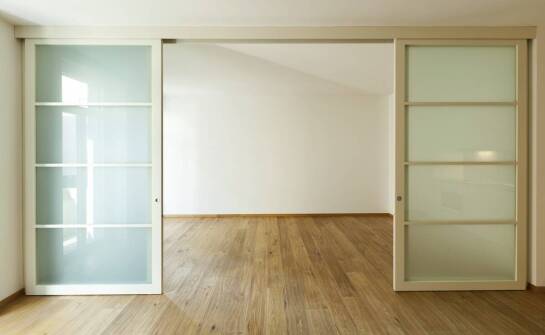 Drzwi przesuwne – praktyczne rozwiązania i inspiracje do każdego wnętrza