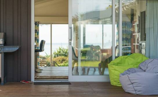 Drzwi tarasowe rozwierno-uchylne – funkcjonalność i zalety w domu