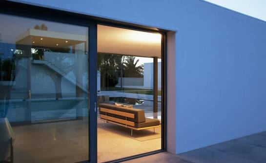 Drzwi tarasowe rozwierno-uchylne – funkcje, zalety i możliwości zastosowania