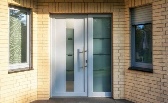 Aluminiowe drzwi wejściowe – zalety, zastosowanie i możliwości aranżacyjne