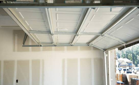 Jak wybrać idealną bramę garażową uchylną? Przegląd rozwiązań i zalet