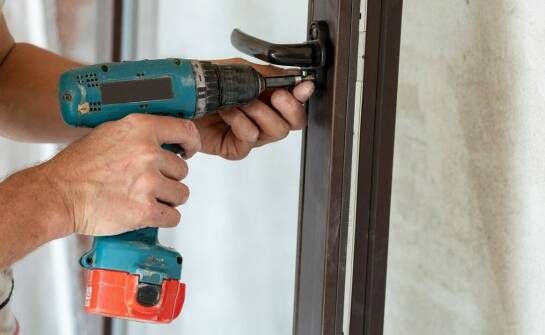 Jak wybrać trwałe i estetyczne drzwi do domu – najważniejsze wskazówki