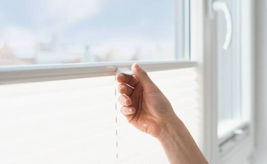 Rolety okienne – rodzaje, zalety i praktyczne zastosowania w domu