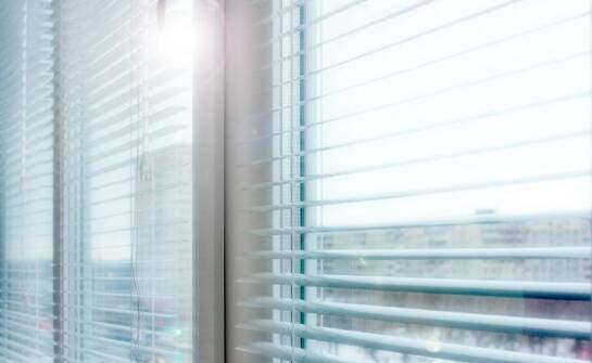 Jak działają rolety do zabudowy i na co zwrócić uwagę przy wyborze?