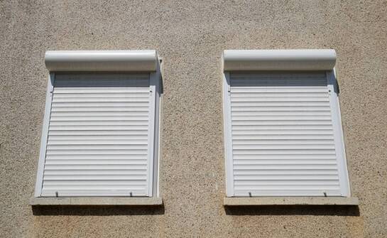 Rolety wewnętrzne – funkcjonalność i stylowa aranżacja każdego wnętrza