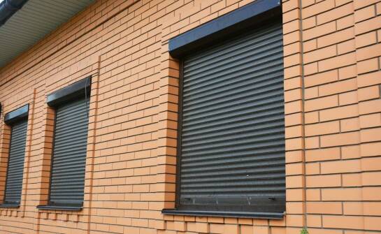 Żaluzje fasadowe – zalety, zastosowania oraz wpływ na wygląd elewacji