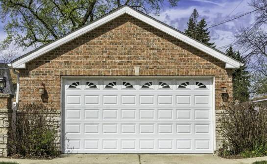 Jak wybrać solidną bramę garażową? Najważniejsze kwestie i porady