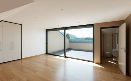 Drzwi przesuwne – zalety, rodzaje i inspiracje do aranżacji wnętrz