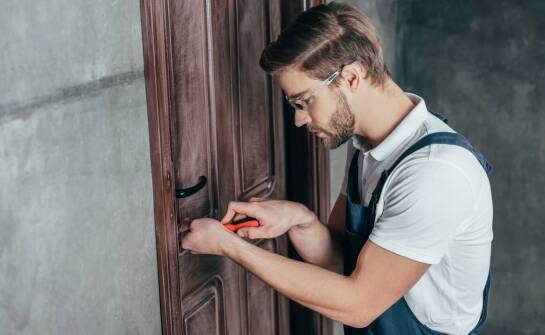 Jak wybrać solidne drzwi do domu – najważniejsze cechy i materiały