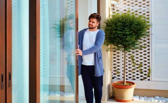 Jak wybrać drzwi tarasowe – najważniejsze cechy i rodzaje rozwiązań