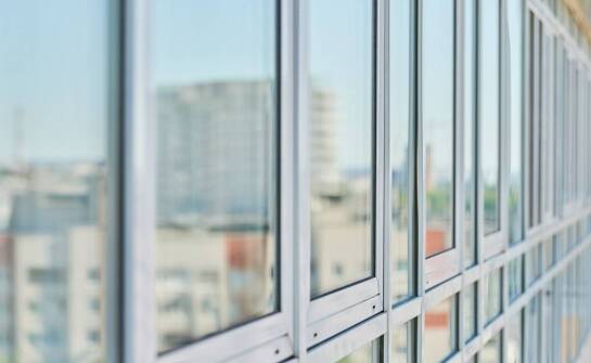 Okna aluminiowe – zalety, rodzaje i najważniejsze informacje przed zakupem