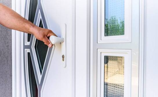 Jak wybrać solidne drzwi wejściowe zapewniające bezpieczeństwo i styl wnętrza