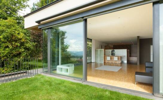 Drzwi tarasowe rozwierno-uchylne – praktyczne rozwiązania i zalety