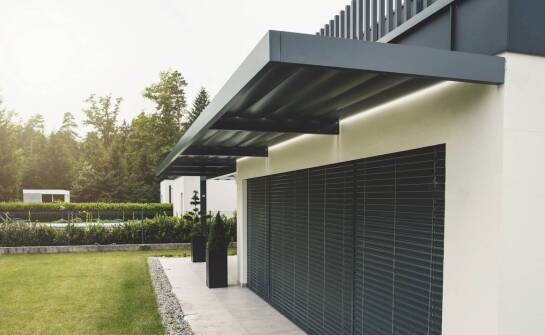 Jak działają żaluzje zewnętrzne i jakie korzyści oferują w domu?