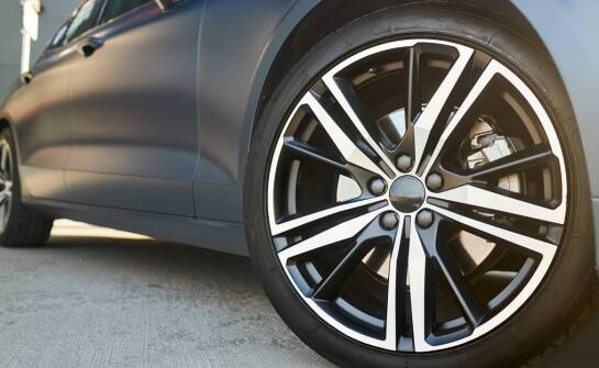 Jak wybrać idealne felgi do samochodu? Porady i trendy z RS Custom Garage